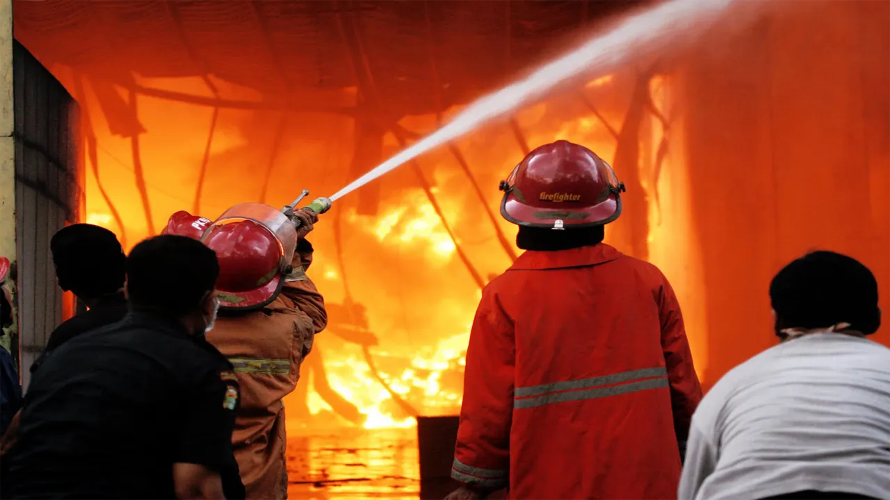 Keselamatan Pengunjung Prioritas Utama! Penanganan Kebakaran di Pusat Perbelanjaan Revo Bekasi
